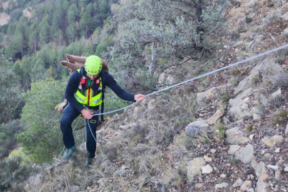 La Guardia Civil de Teruel rescata a dos personas enriscadas en una zona de muy difícil acceso en Mosqueruela