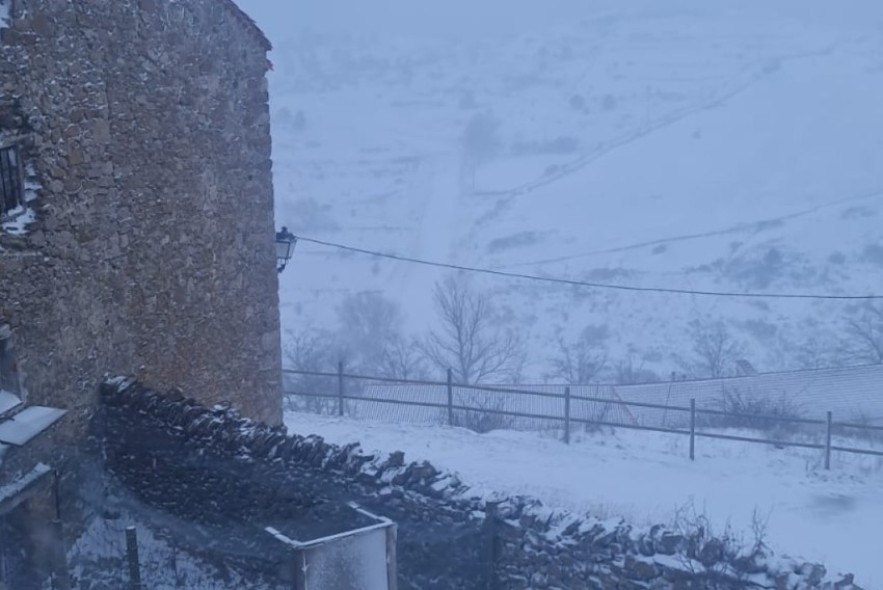 La nieve por la borrasca Ivo complica la circulación en carreteras de la Sierra de Gúdar y el Maestrazgo