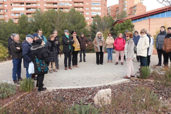 La asociación Acacia repara la placa dedicada a Emerenciana Pastor