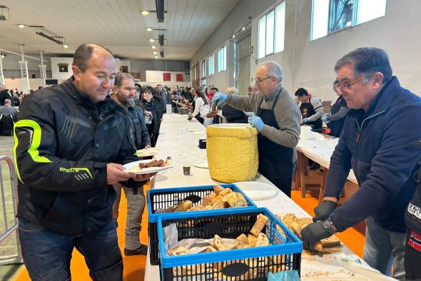 El Club Motorista Alcañiz reúne a 500 participantes para degustar su almuerzo