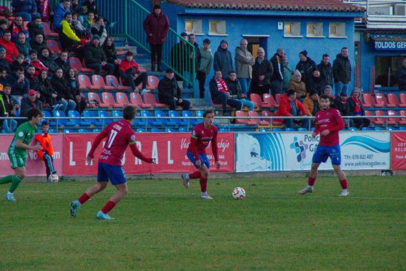 Diez de doce para propulsar al CD Teruel a la lucha por los ‘play-offs’ (1-0)