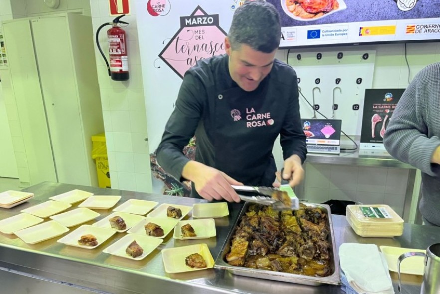 Los cocineros turolenses aprenden la forma de hacer un ternasco asado “excelente”