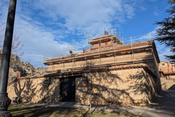 La Fundación Santa María renueva totalmente la cubierta del Museo de Albarracín