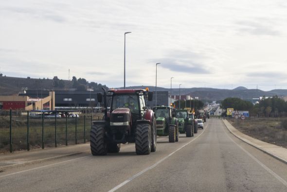 Los tractores cortan varias vías turolenses para demandar un mayor apoyo al sector