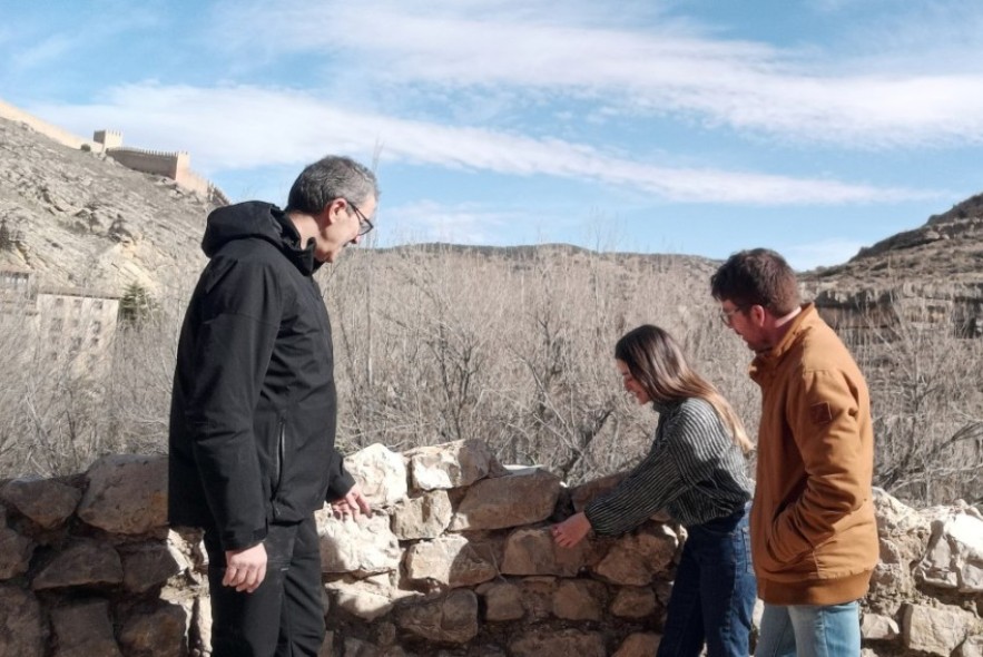 El asfalto junto a la muralla de Albarracín  se sustituirá por un pavimento “más urbano”