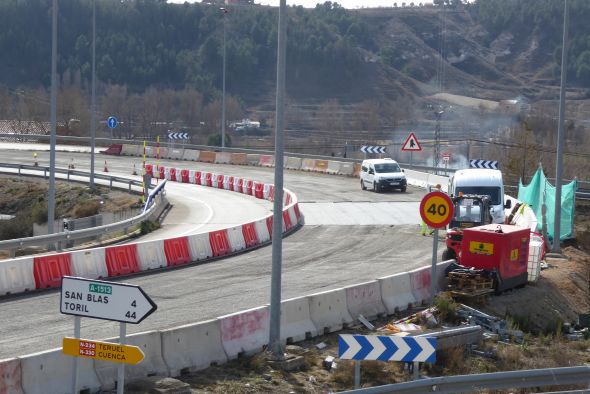 Transportes repara una estructura de la N-420 tras chocar un camión