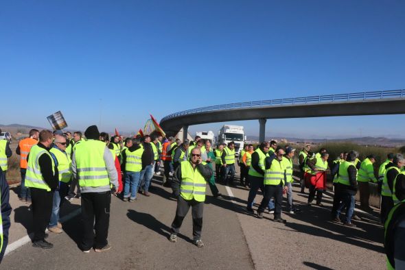 Los agricultores cortan la autovía A-23 en Calamocha para pedir mejoras en el sector