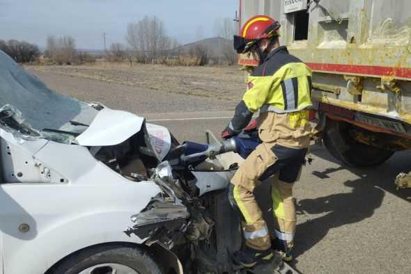 Los Bomberos sacan un coche que quedó debajo de un camión  en Fuentes Claras tras un accidente