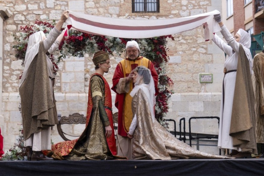 Isabel de Segura se casa con Don Pedro de Azagra en la plaza de la Catedral