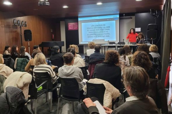 Monitores y comerciantes de Alcañiz aprenden a atender a niños con autismo