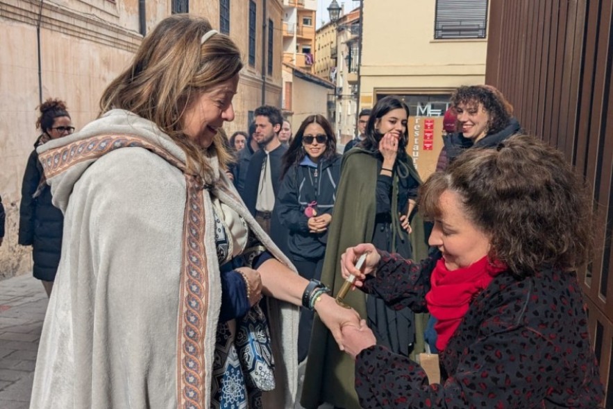 Ajoaceite, tatuajes de henna o juegos, el pueblo festeja en la calle la boda del Azagra