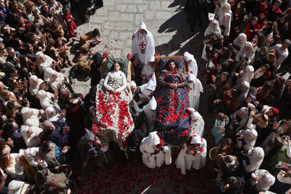 Teruel se funde en un beso coral e infinito para mantener viva la leyenda de los Amantes