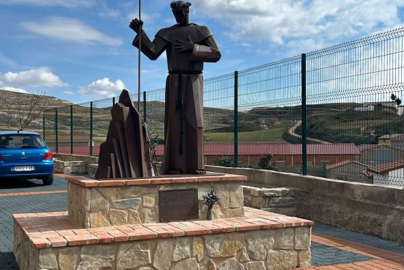 Torre los Negros inaugura la nueva escultura en honor al monje franciscano Pedro Selleras