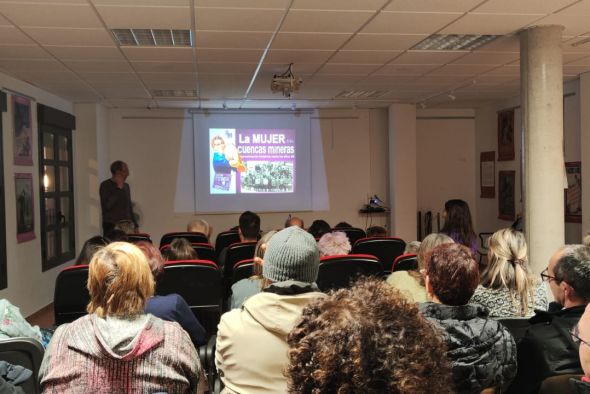 Agustín Sanz da visibilidad a las mujeres de las Cuencas Mineras que no la tuvieron antaño