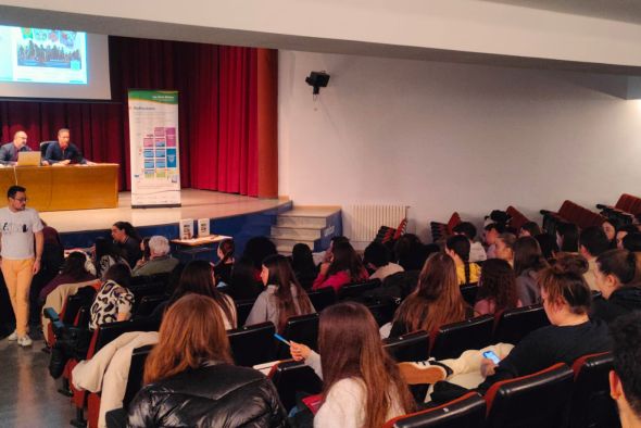 Docentes y estudiantes se forman sobre evolución humana en la Facultad