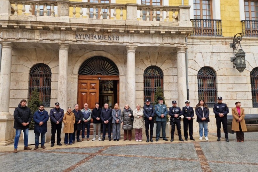 Minuto de silencio en la puerta del ayuntamiento de Teruel en memoria de las víctimas del terrorismo