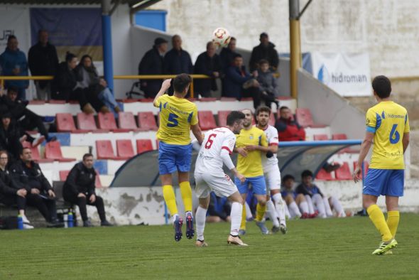 La efectividad utrillense vale un empate (2-2) ante el Almudévar