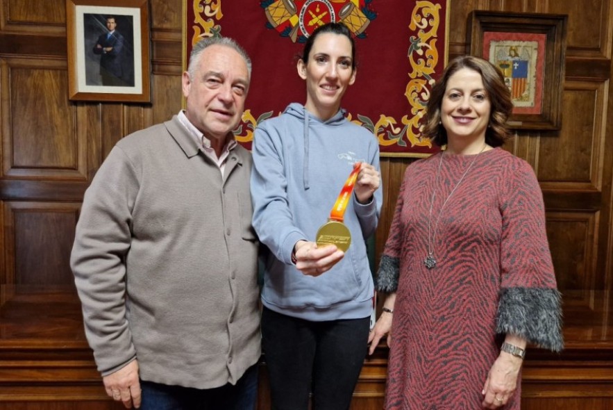 La alcaldesa de Teruel recibe a la atleta Elena Martín, medalla de oro en el Campeonato de España de cross mixto