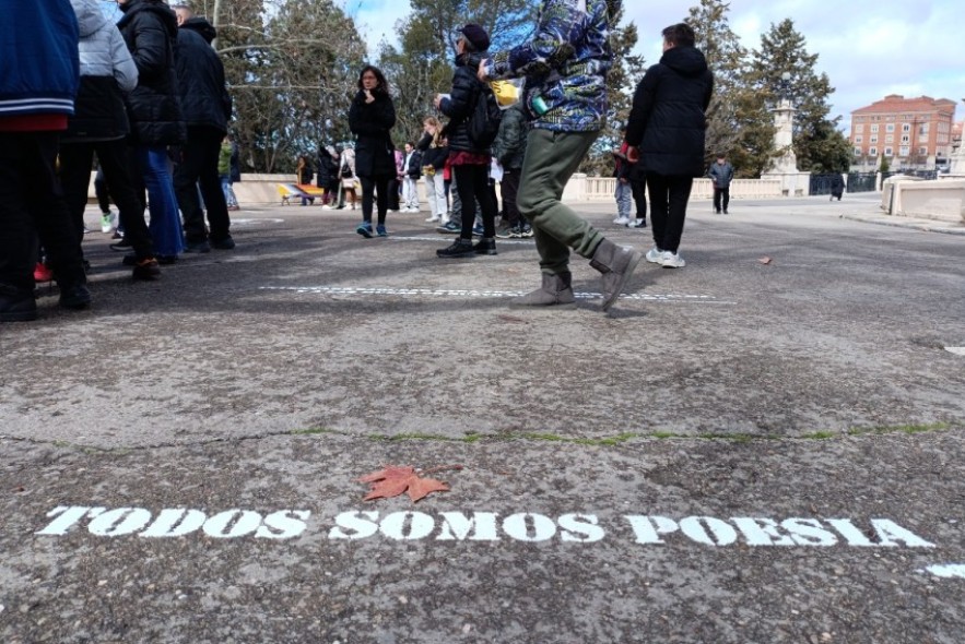 La poesía vuelve a triunfar y la lluvia  no impide que Teruel le rinda homenaje