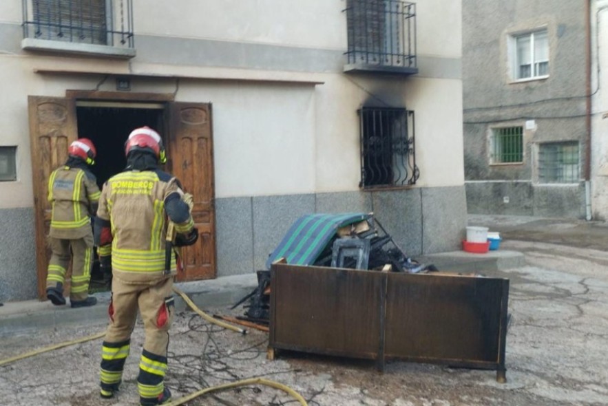 Los bomberos de la DPT extinguen un incendio en la planta baja de una vivienda en Ojos Negros