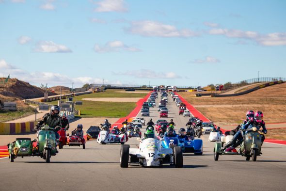 Multitudinario desfile de motor eterno para decir adiós al Motorland Classic Festival