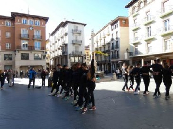 Alumnos de Magisterio enseñan en el Torico su trabajo con danzas del mundo