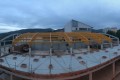 Cantavieja coloca la cubierta del nuevo pabellón polideportivo