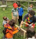 Los niños de Griegos repueblan con pinos para aprender la importancia del monte