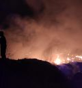Los bomberos de la DPT extinguen un incendio en una escombrera del polígono Cuevas de San José de Calanda