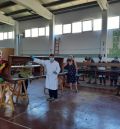 Un curso de restauración recupera los 41 bancos de la iglesia de Burbáguena