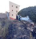 Bomberos de la Diputación de Teruel sofocan un incendio dentro de una parcela de una vivienda de Albalate