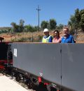 El tren del Museo Minero de Andorra rueda al completo tras recibir la réplica de una tolva