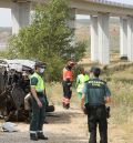 Un muerto, un herido grave y tres leves al salirse una furgoneta de la A-23 y caer por un puente en Calamocha