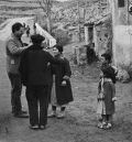 La icónica foto de Ernest Hemingway  con una familia de Teruel en la Guerra Civil no la hizo Robert Capa