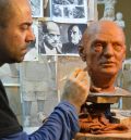 Daniel Elena, escultor: “La escultura de Buñuel  da para esconder detalles como si fuera un retablo”