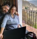 Vanesa García y Aarón Caparrós dejaron Madrid para teletrabajar desde Albarracín: “En Albarracín tenemos cada día dos horas más de tiempo para nosotros que en Madrid”