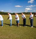 Cambiar la petanca por el golf: jubilados de Terriente y Frías de Albarracín convierten los prados salvajes en un campo para practicar este deporte