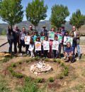 Los niños de Puertomingalvo plantan árboles para mejorar la zona del Punto Limpio
