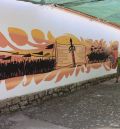 Las asociaciones de Monteagudo del Castillo instalan una veleta gigante y pintan un gran mural histórico