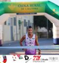 Luis Agustín para antes de la meta en una media maratón en Valencia para dejar más fácil el récord