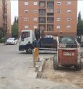 El Ayuntamiento de Alcañiz rebaja la acera de la calle Santa María para mejorar la accesibilidad