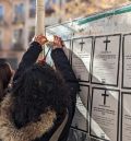 La asamblea 8M Teruel recuerda a las mujeres asesinadas colocando esquelas por las calles