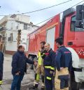 Bomberos de la Diputación de Teruel llevan agua para rellenar las balsas de abastecimiento de los medios aéreos