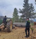Los vecinos de Olba acceden a sus tierras acompañados por la Guardia Civil para dar comida a sus animales