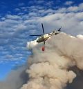 El incendio forestal evoluciona de forma favorable en la provincia de Teruel, aunque los vecinos desalojados siguen fuera de sus casas por precaución