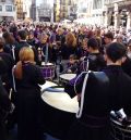 Una plaza del Torico a rebosar de tambores y personas retumba con el Romper la Hora