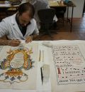 Varios papeles y pergaminos del siglo XVIII recobran su colorido tras una restauración