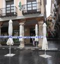 El desprendimiento de una moldura de un balcón obliga a acordonar una esquina de la Plaza del Torico