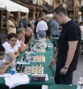 Cincuenta partidas convierten en la Plaza del Torico en un multitablero de ajedrez