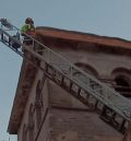 Bomberos de la DPT sanean un alero en Alcañiz con riesgo de desprendimientos